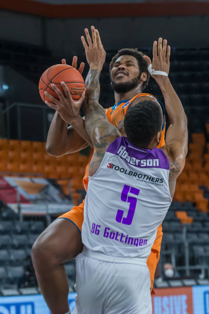 但左翼防守 但左翼防守