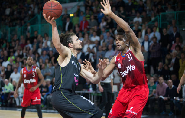 队敲响了警 队敲响了警