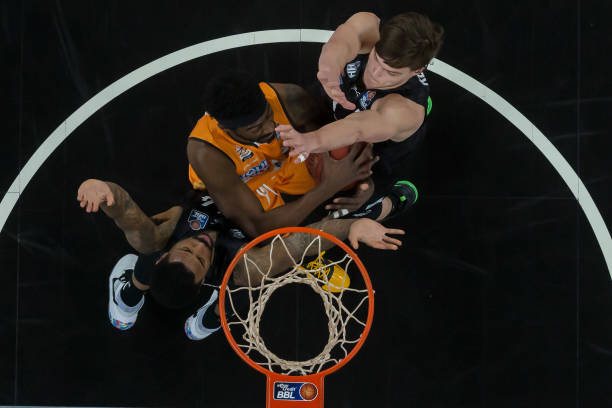 起猛烈反扑 起猛烈反扑